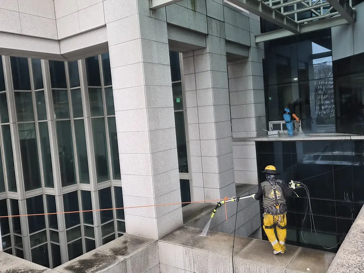 중구 반구동 상가건물 옥상 파라펫 장비 주변 정밀 위생청소 사례 - 행진크린