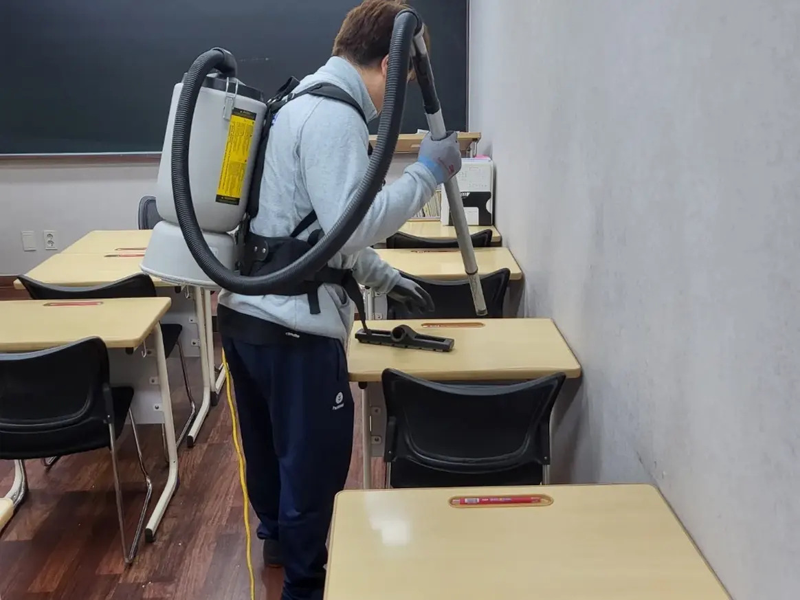북구 신천동 학교 현관·중앙홀 바닥 위생청소 사례 - 행진크린