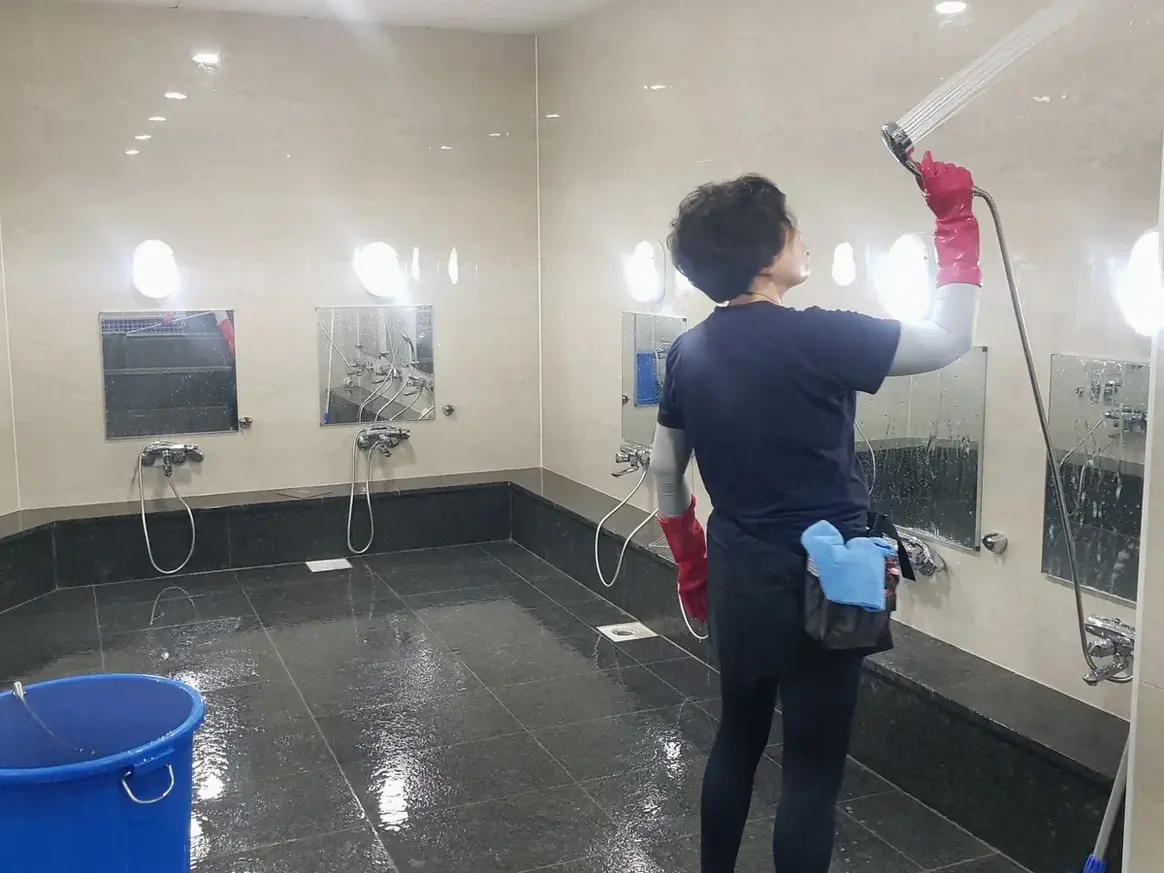 북구 신천동 목욕탕 탈의실·파우더룸 바닥 위생청소 사례 - 행진크린