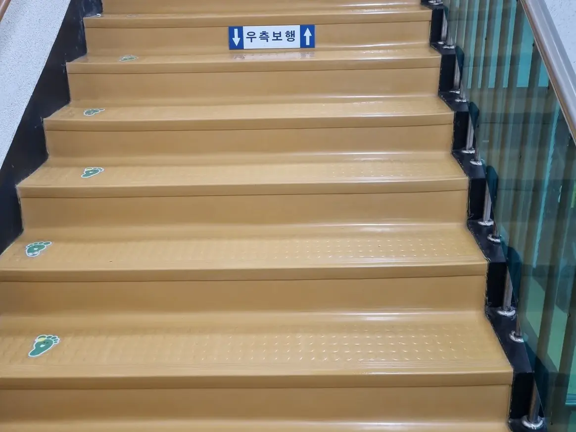 남구 선암동 어린이집 현관·신발장 바닥 위생청소 사례 - 행진크린